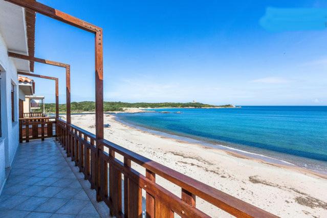 Vignola Mare Apartment | On The Beach La Rena Beddha