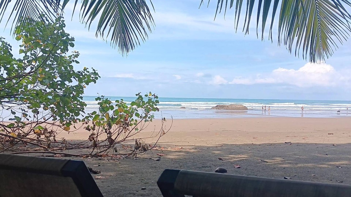 Dominical Cottage | ON THE BEACH! Soaking Tub/Music/Wi-Fi & A/C-Queen Beds