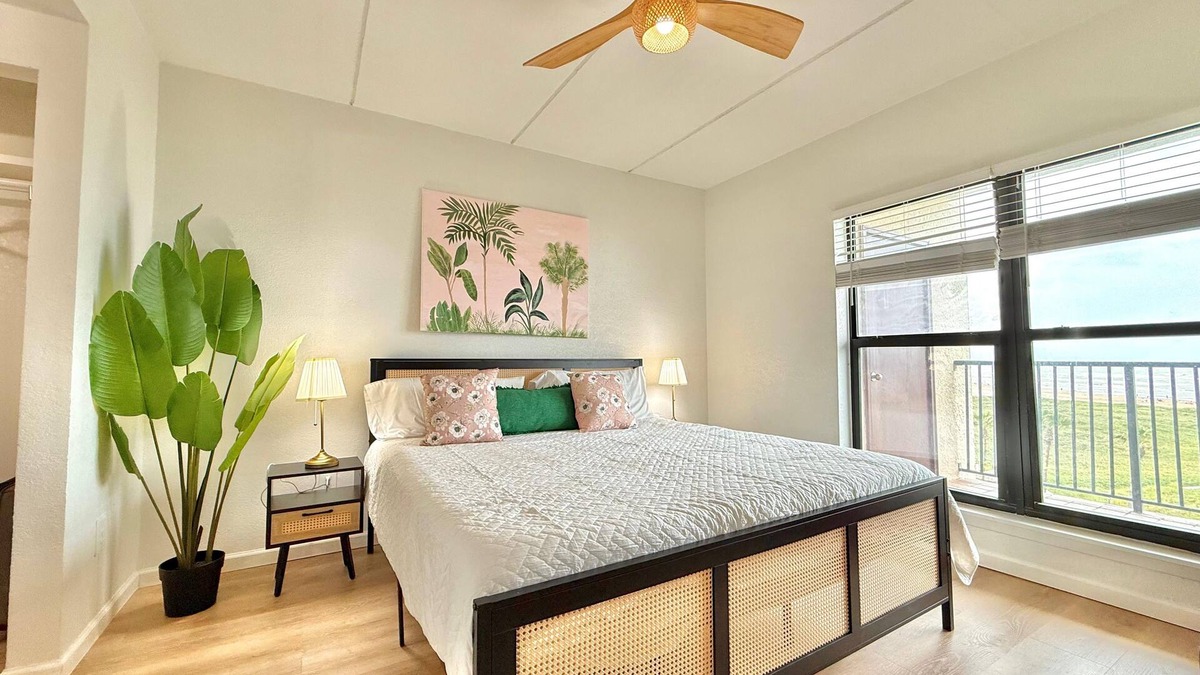 South Padre Island Condo | On the beach - Modern Luxury condo - Ocean & Pool Views