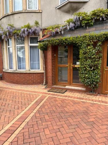 Whitchurch Apartment | On The Common