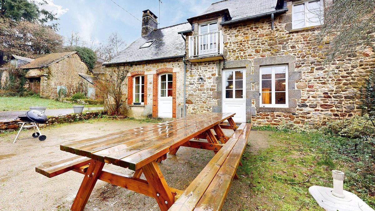 Gesvres House | On the edge of the Normandy-Maine Regional Nature Park, this large stone house welcomes you.