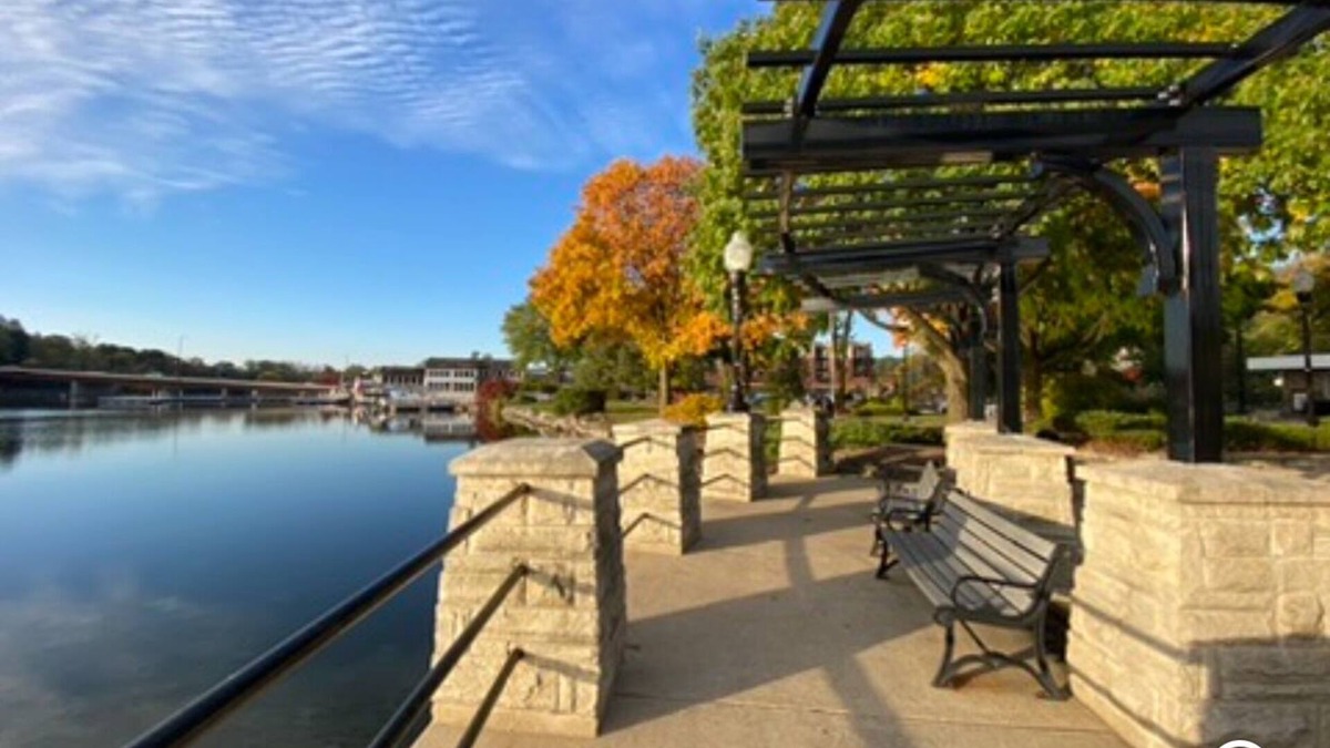 Algonquin Apartment | On the Fox/River access/Kayaks/Deck with lounging and dining/Free Parking