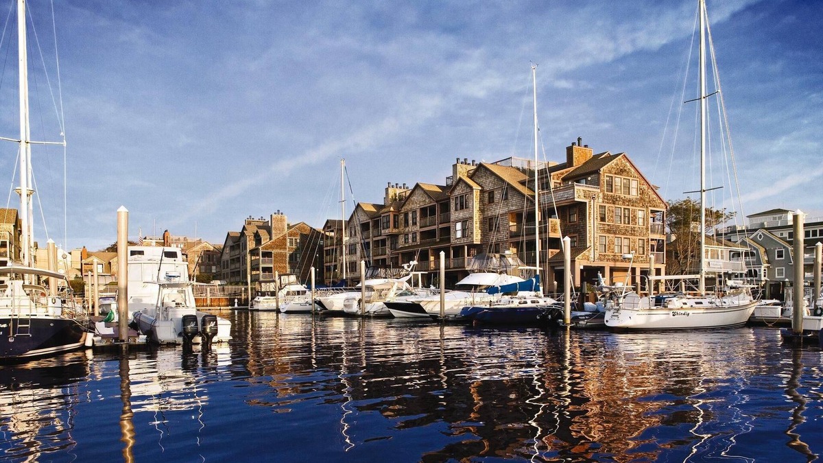Historic Hill Condo | On the harbor, perfect for mansions, cliff walk, shopping, nightlife, mansions