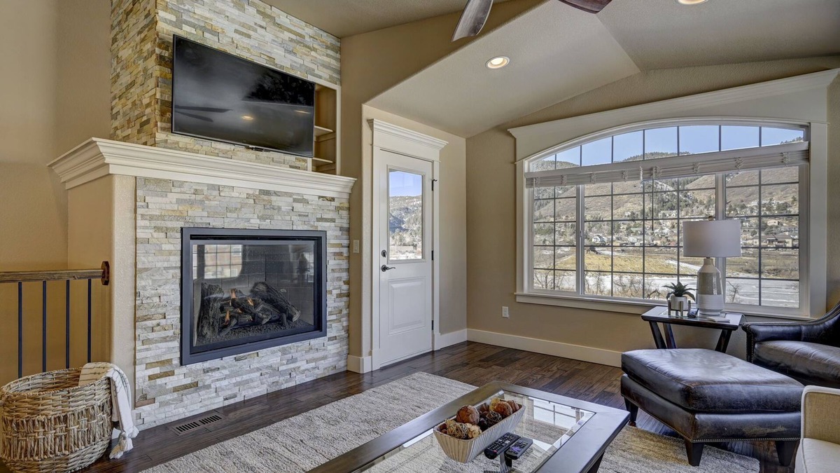 Palmer Lake House | ON THE LAKE Family Retreat ~ Kayaks ~ Bikes ~ Hot Tub ~ Game Room ~ Pets Allowed