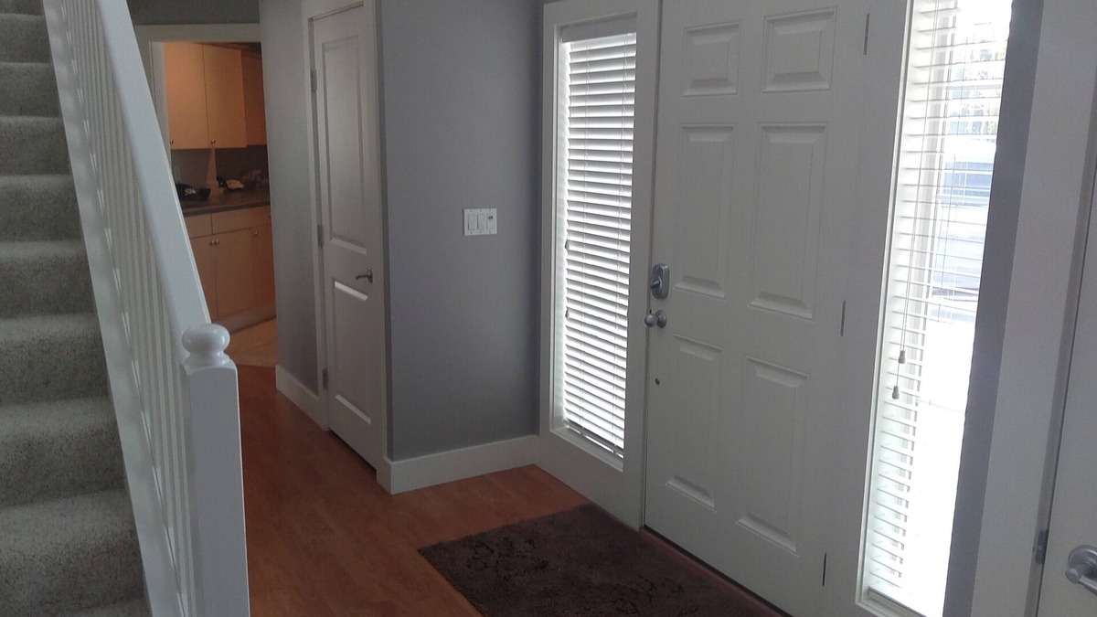 Lynden House | On the Lynden Airport, Open Floor Plan. Easy 1 mile walk to Downtown.