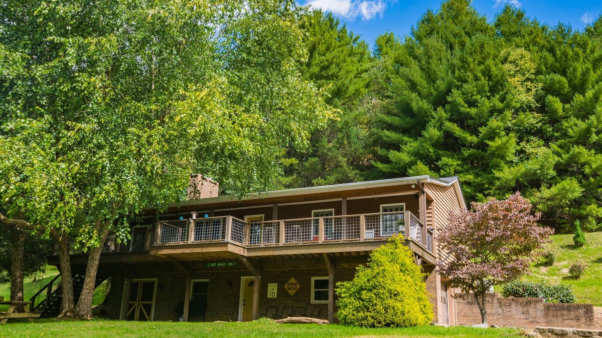 Piney Creek House | On the New River w/FIRE PIT + Foosball