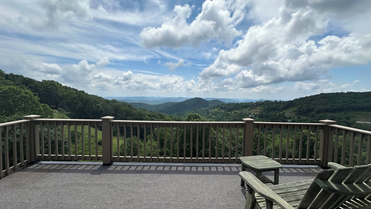 Apple Ridge Condo | On the Rocks - Cozy 1-br condo w/stunning views 5 mins to downtown Blowing Rock