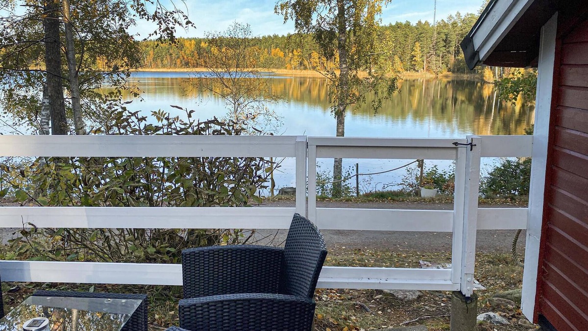 Kolmarden House | On the shore of Lake Torsjön, this compact cottage with private sauna welcomes you.