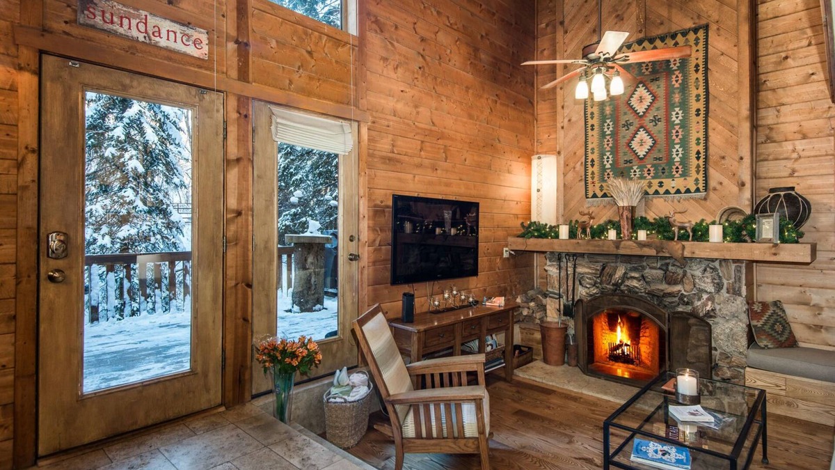 Sundance Cabin | ON THE STREAM- SHORT WALK TO RESORT, HOT TUB, WOOD FIREPLACE. COZY HIDEAWAY
