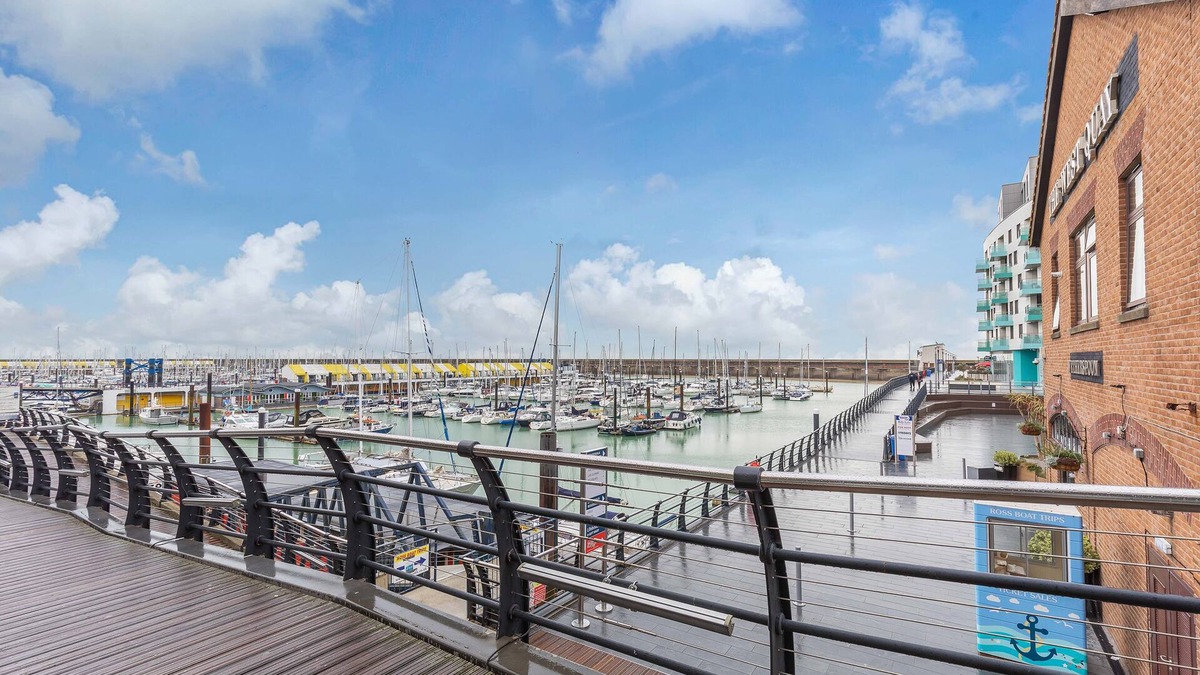 Brighton Apartment | On the Water 2 with Free Parking | By My Getaways