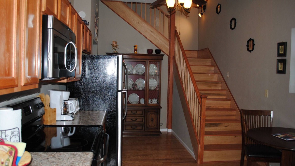 Alto Pass House | On the Wine Trail - Minutes to Giant City, Shawnee Forest, SIU - Amazing Shower