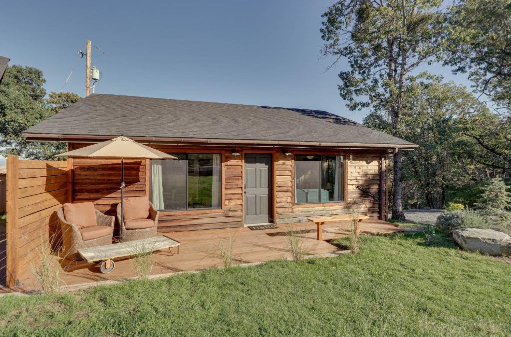 Central Point House | On Working Winery Southern Oregon Bungalow
