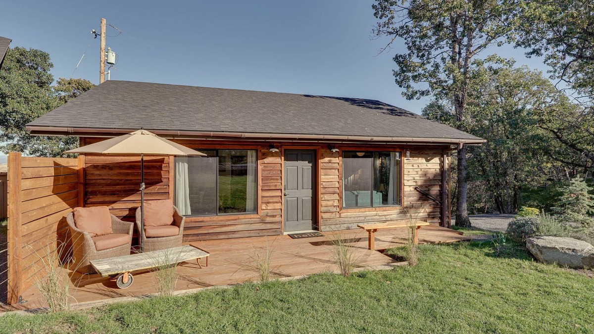 Central Point Cottage | On Working Winery: Southern Oregon Bungalow
