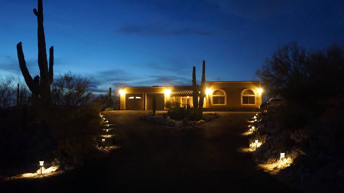 Suffolk Hills House | One acre hill top home with 360 degree city & mountain views & Jacuzzi