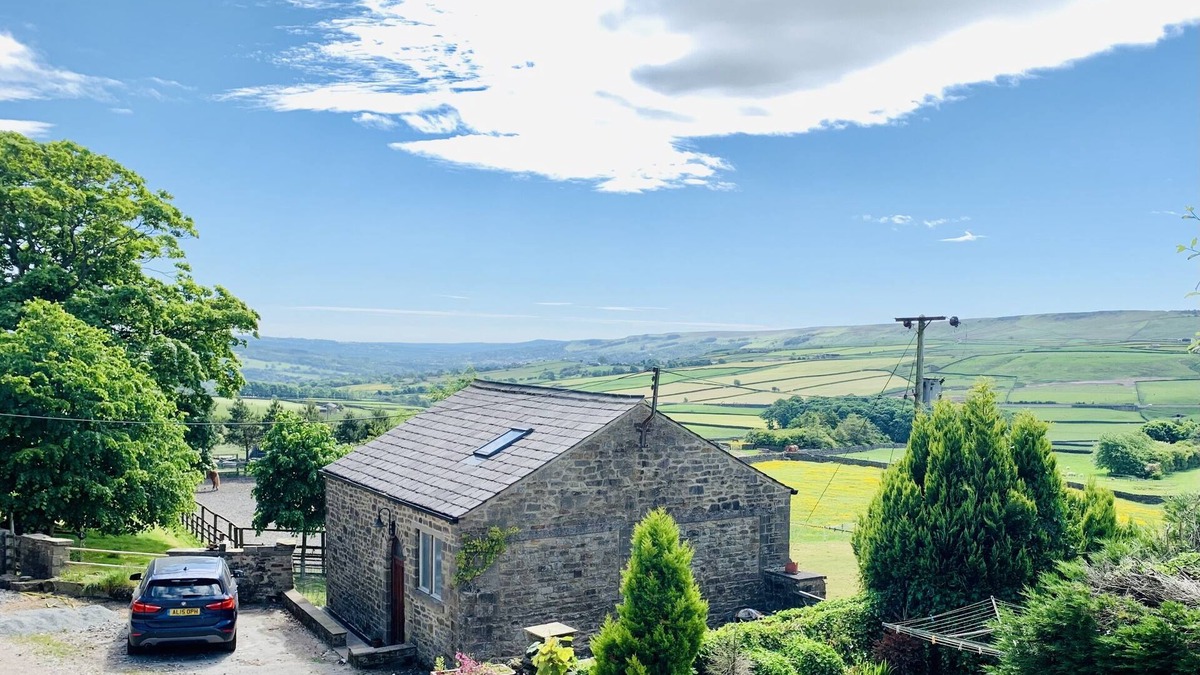 Sutton-in-Craven House | One bed Detached Converted Barn With Panoramic Views of the Wharf & Aire Valley