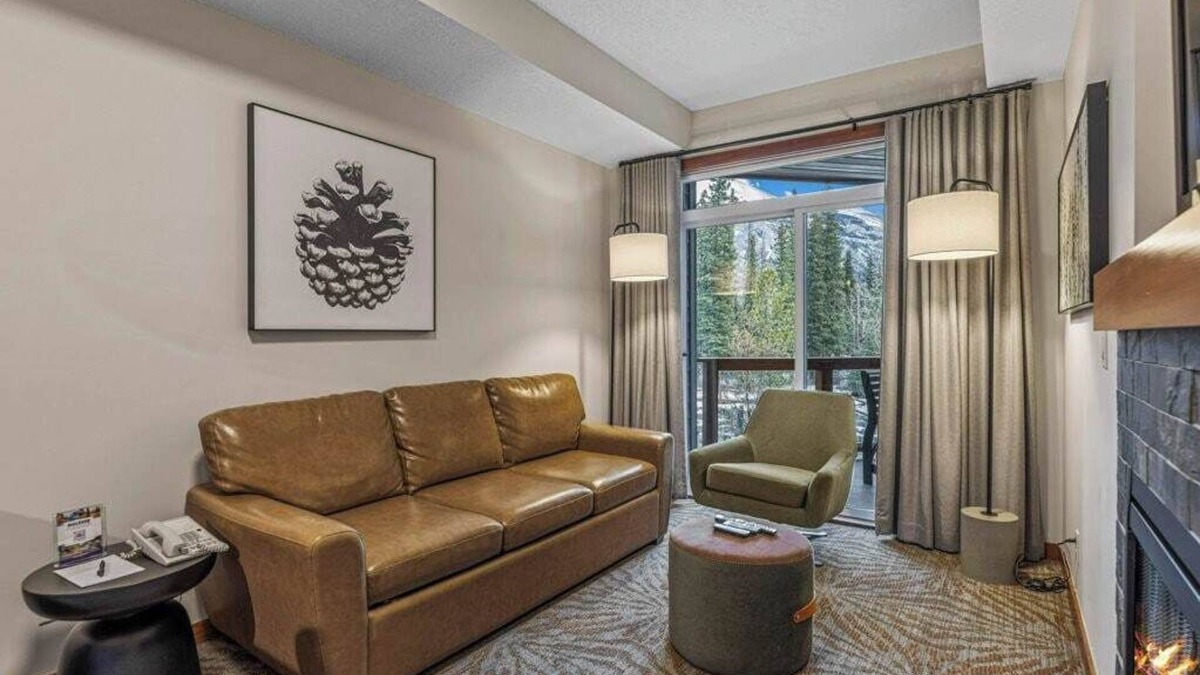 Cougar Creek Condo | One Bed King Pool/Mountain View Suite