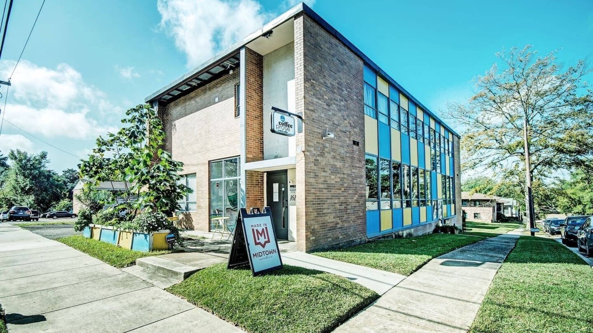 Greater Belhaven Apartment | One Bed Unit Above Coffee Shop in Jackson