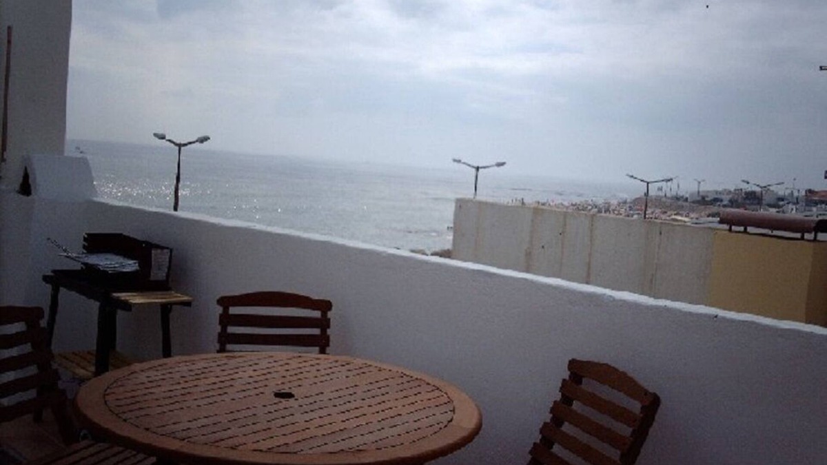 Buarcos Apartment | One-bedroom accommodation with a terrace overlooking the sea