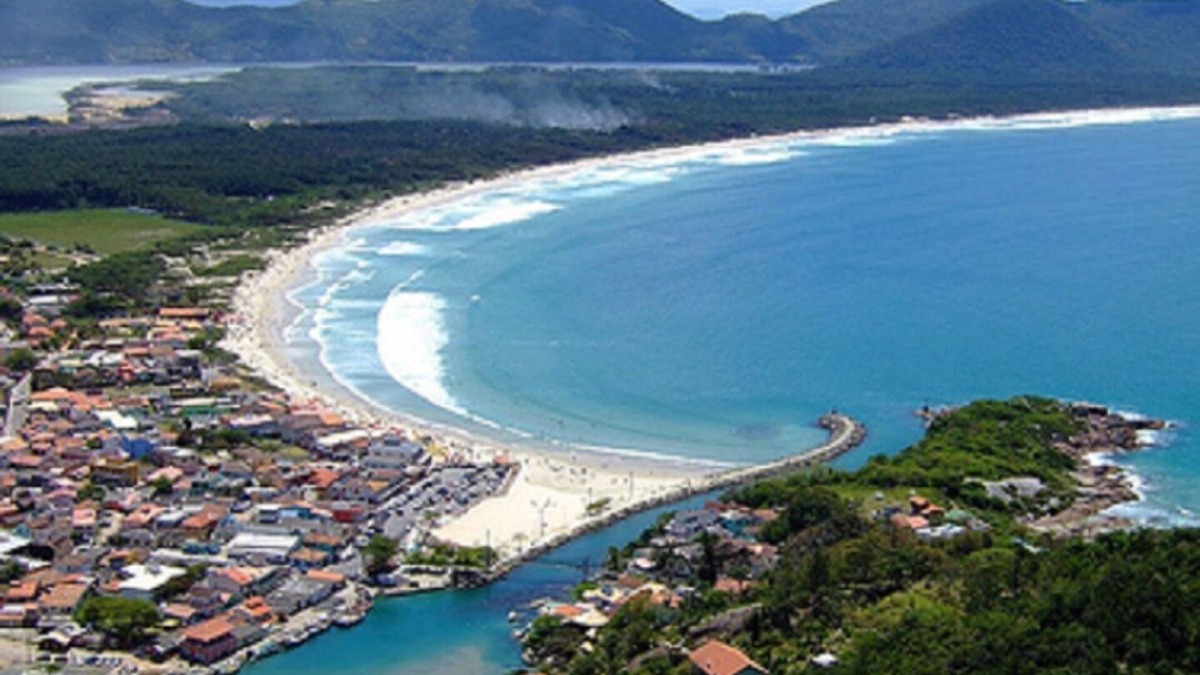 Barra da Lagoa Apartment | One-bedroom apartments with air conditioning, pool and barbecue on the patio