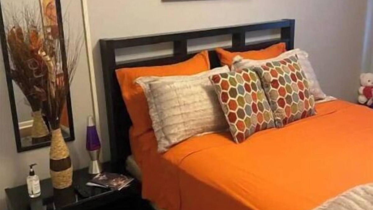 North Chicago House | One bedroom apartment located 5 minutes from Great Lakes Navel Base.