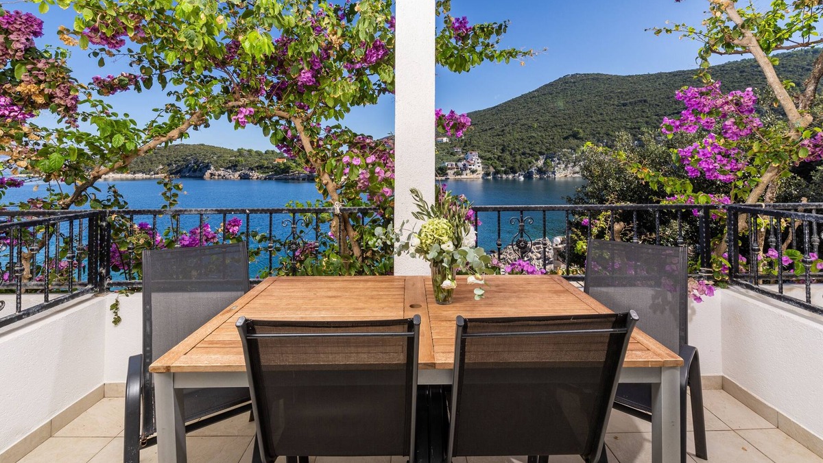Pokrivenik Apartment | One bedroom apartment near beach Cove Pokrivenik, Hvar (A-10427-b)