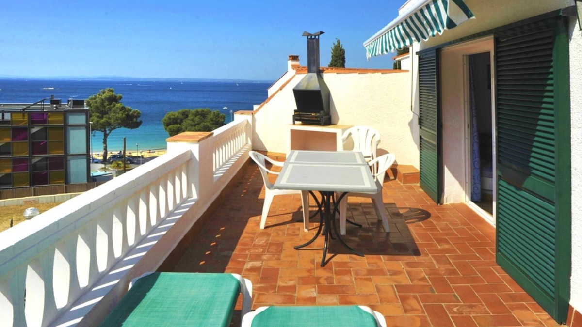 Almadraba-Canyelles Apartment | One-Bedroom Apartment Sea View located 50m from the beach.
