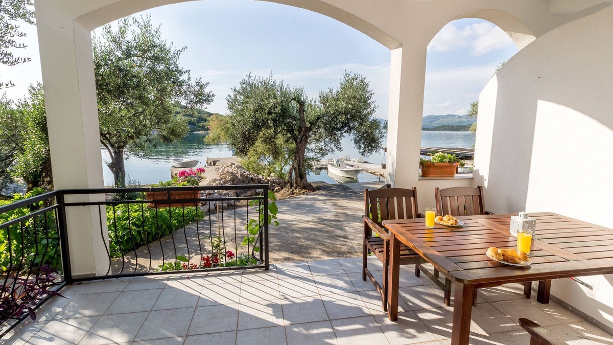 Putnikovic Apartment | One bedroom apartment near beach Žuronja, Pelješac (A-10134-b)