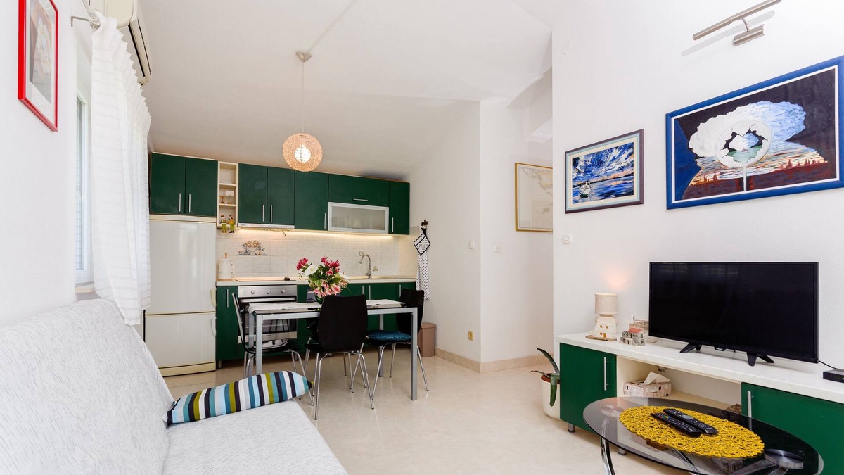 Stomorska Apartment | One bedroom apartment with balcony and sea view Cove Gornja Krusica, Šolta (A-20021-a)