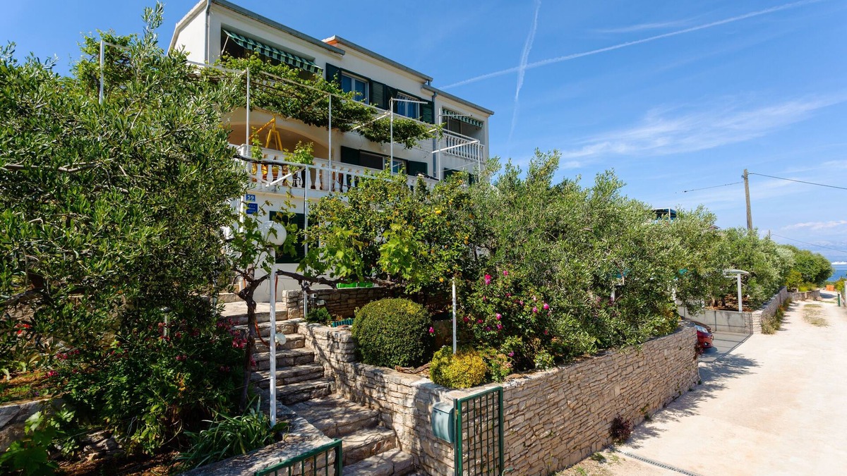 Stomorska Apartment | One bedroom apartment with balcony and sea view Cove Gornja Krusica, Šolta (A-20021-b)