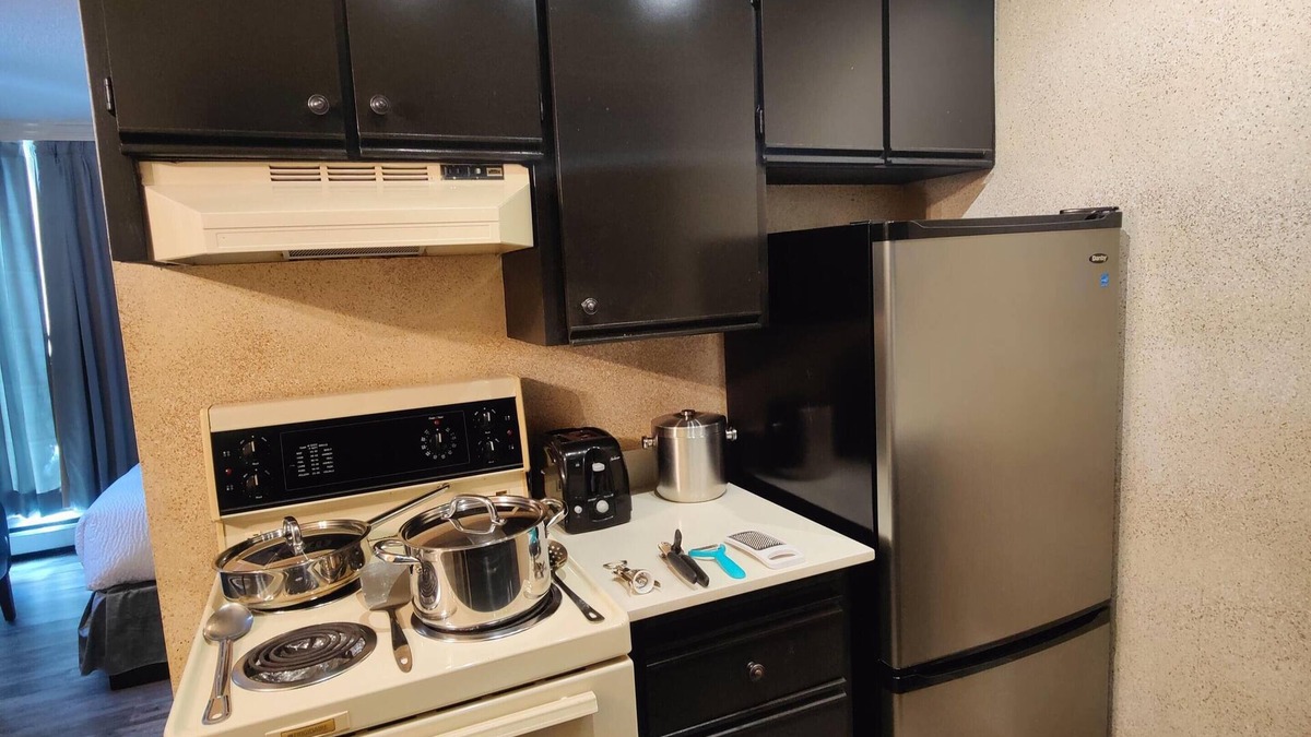 West End Hotel | One Bedroom Apartment with Robson View