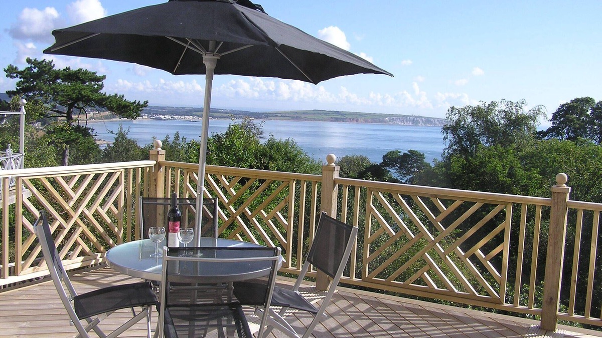 Shanklin Apartment | One Bedroom Apartment with Private Balcony and Sea Views