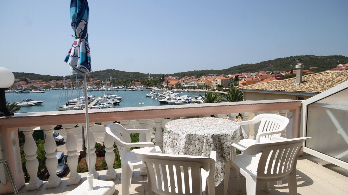 Kukljica Apartment | One bedroom apartment with terrace and sea view Kukljica, Ugljan (A-8318-c)