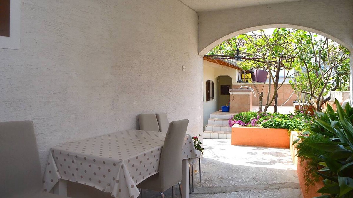 Lukoran Apartment | One bedroom apartment with terrace Lukoran, Ugljan (A-23830-a)