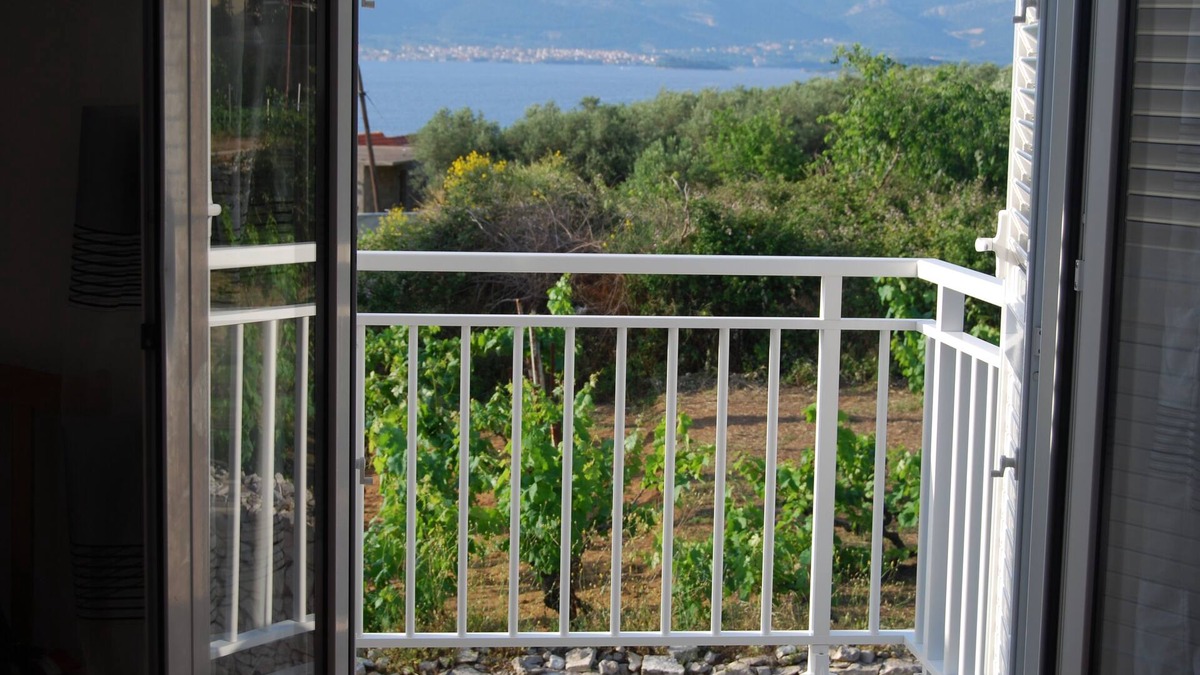 Vela Glavica Apartment | One bedroom apartment with balcony and sea view Lumbarda, Korčula (A-12839-b)