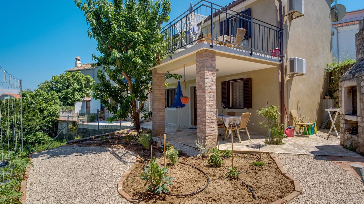 Nerezine Apartment | One bedroom apartment with terrace Nerezine, Lošinj (A-18734-a)