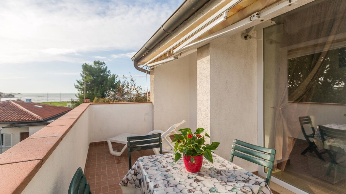 Karigador Apartment | One bedroom apartment with terrace and sea view Karigador, Novigrad (A-2534-a)