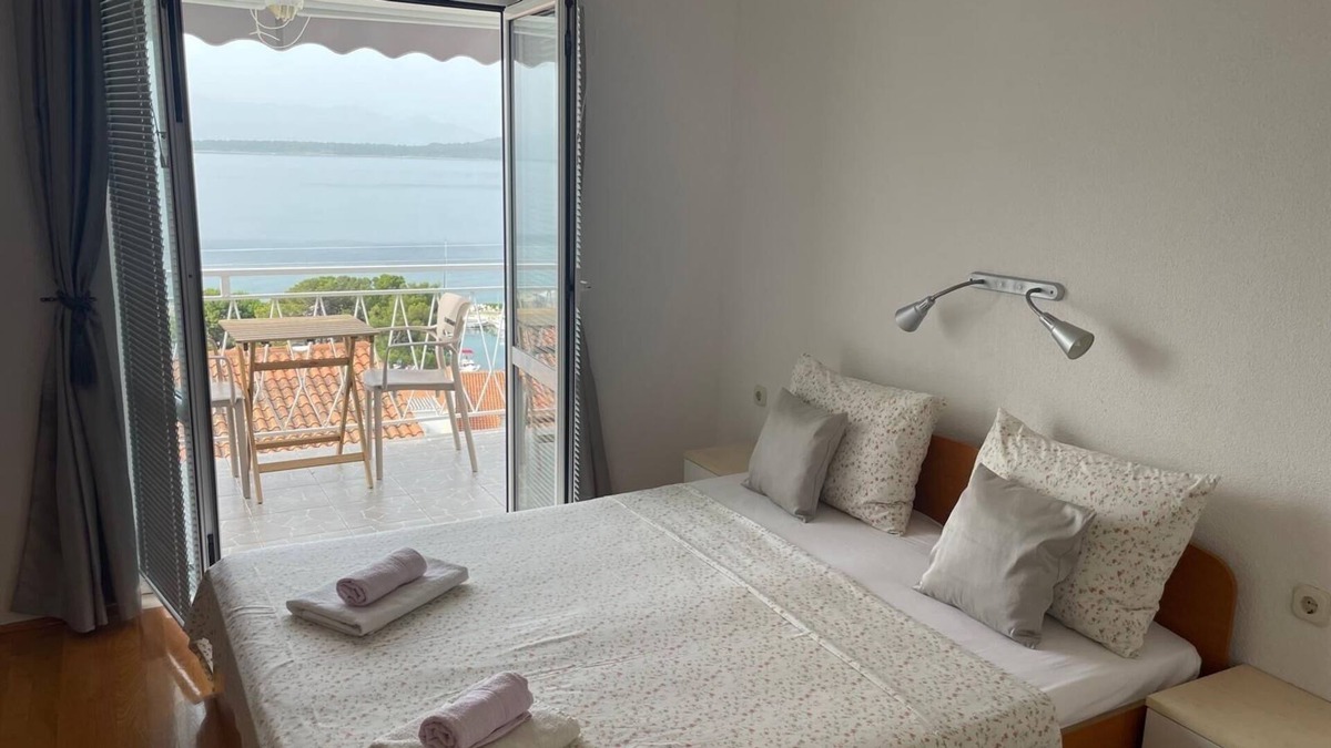 Blato Apartment | One bedroom apartment with balcony and sea view Živogošće - Blato, Makarska (A-22253-f)