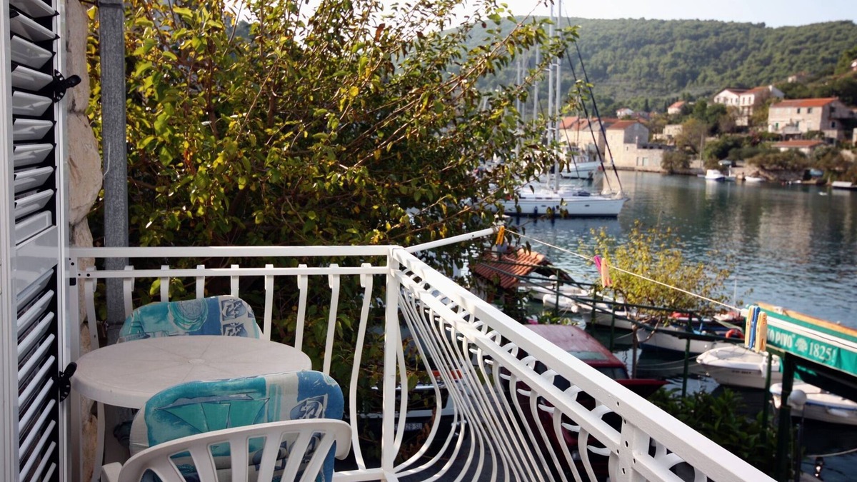 Stomorska Apartment | One bedroom apartment with balcony Stomorska, Šolta (A-781-a)