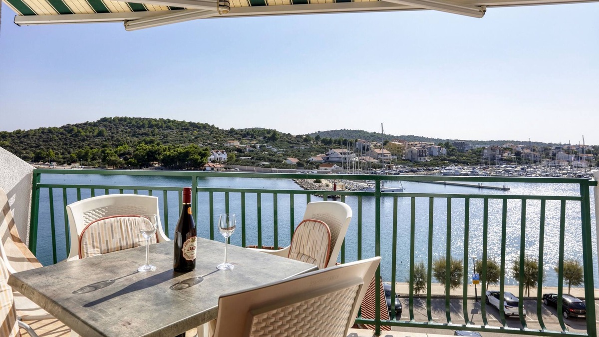 Jezera Apartment | One bedroom apartment near beach Jezera, Murter (A-796-e)