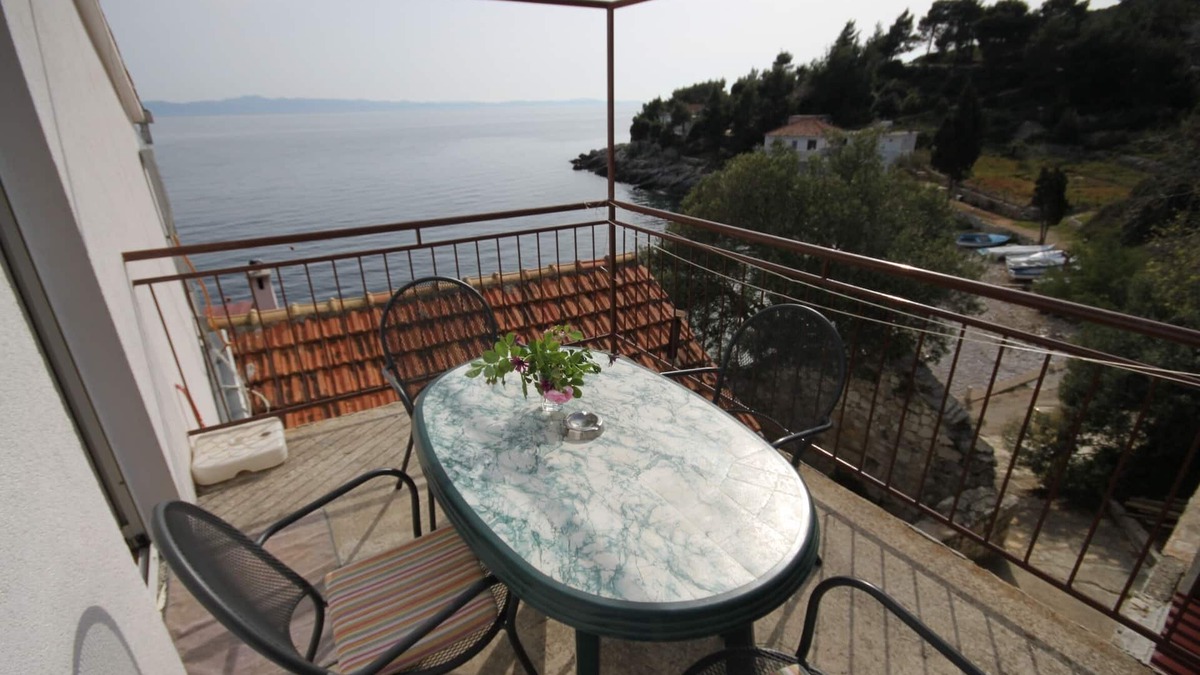 Gdinj Apartment | One bedroom apartment near beach Cove Tvrdni Dolac, Hvar (A-8703-a)