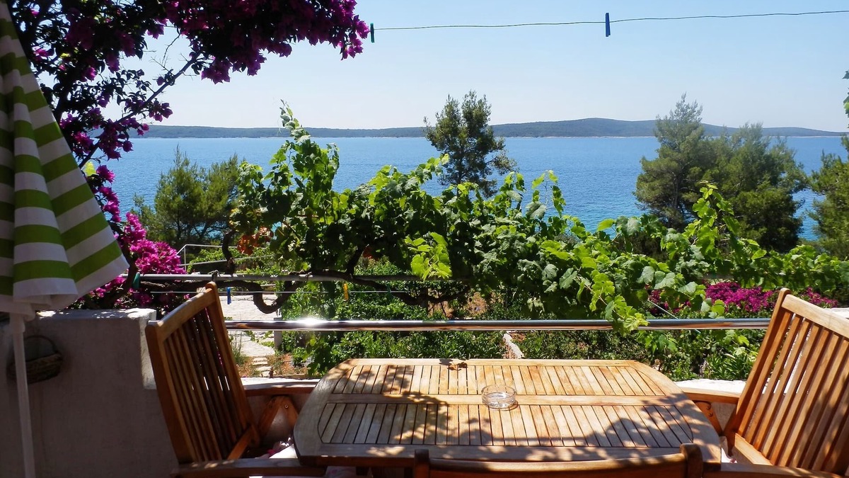 Zavala Apartment | One bedroom apartment near beach Zavala, Hvar (A-2061-a)