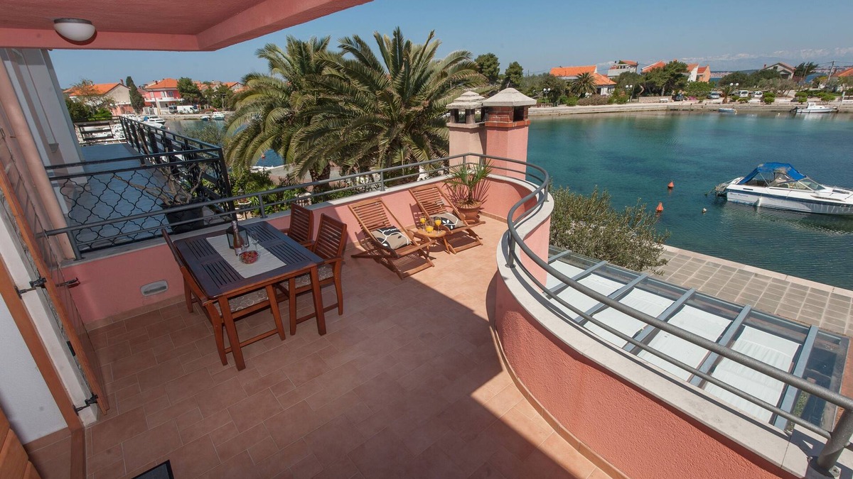 Poljana Apartment | One bedroom apartment near beach Poljana, Ugljan (A-8432-b)