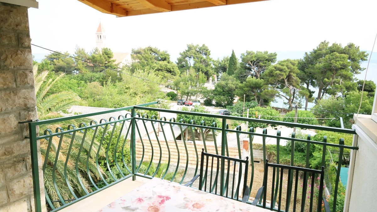 Bol Apartment | One bedroom apartment near beach Bol, Brač (A-13413-e)