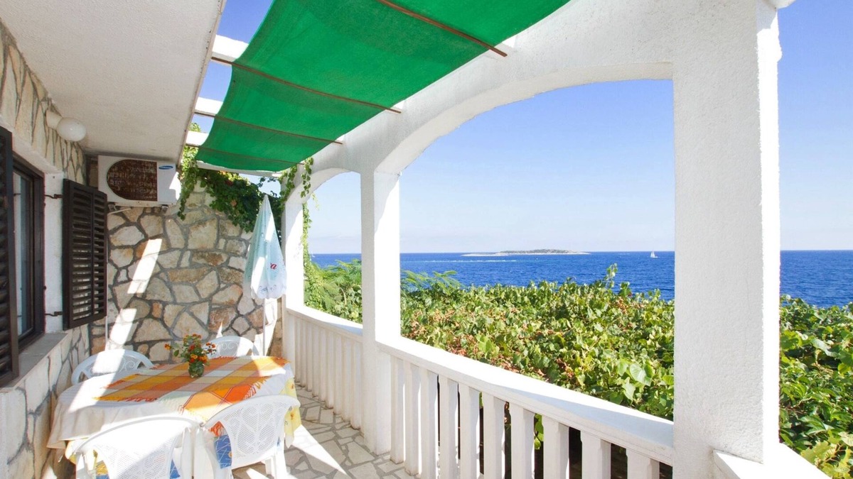 Milna Apartment | One bedroom apartment near beach Milna, Vis (A-2461-b)