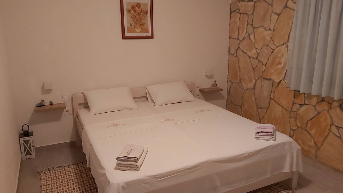Milna Apartment | One bedroom apartment near beach Milna, Vis (A-8917-b)