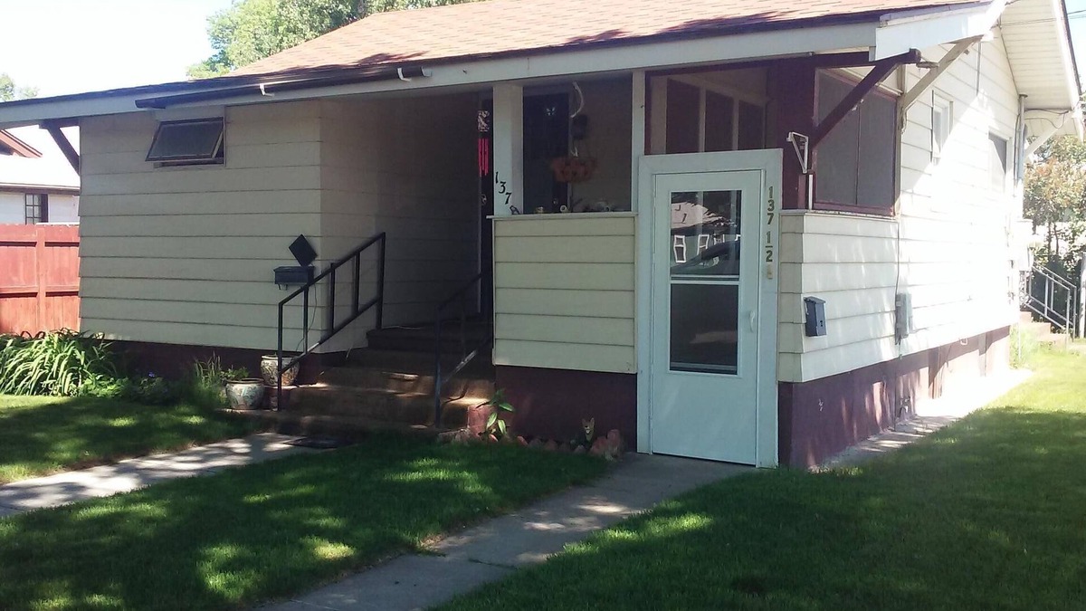 Powell Apartment | One bedroom apartment, that sleeps up to 2 adults and one child w/a large yard.