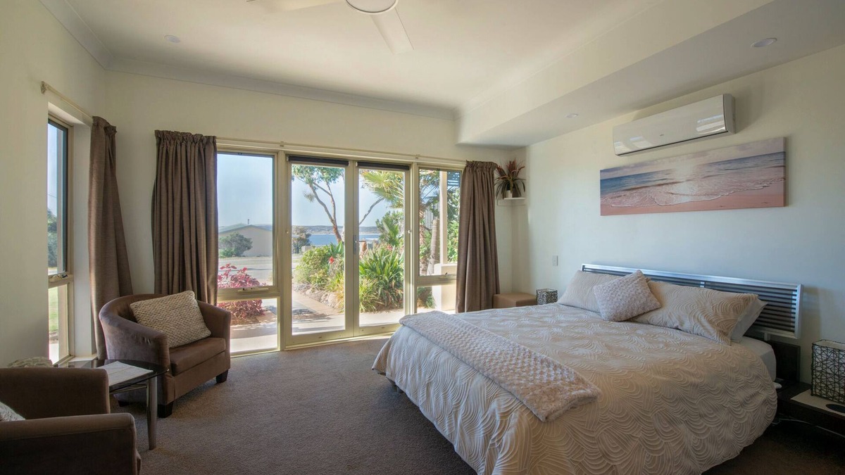 Emu Bay Apartment | One Bedroom Apartment with Sea Views.