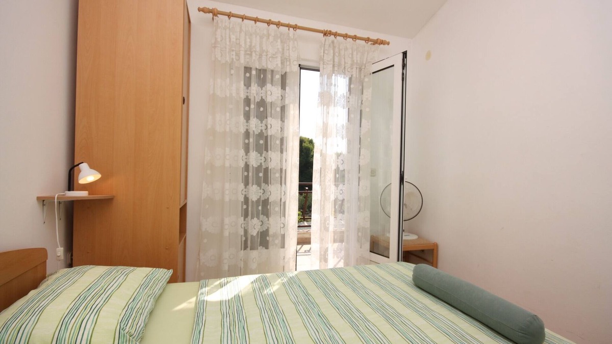 Maslinica Apartment | One bedroom apartment with balcony and sea view Maslinica, Šolta (A-5184-b)