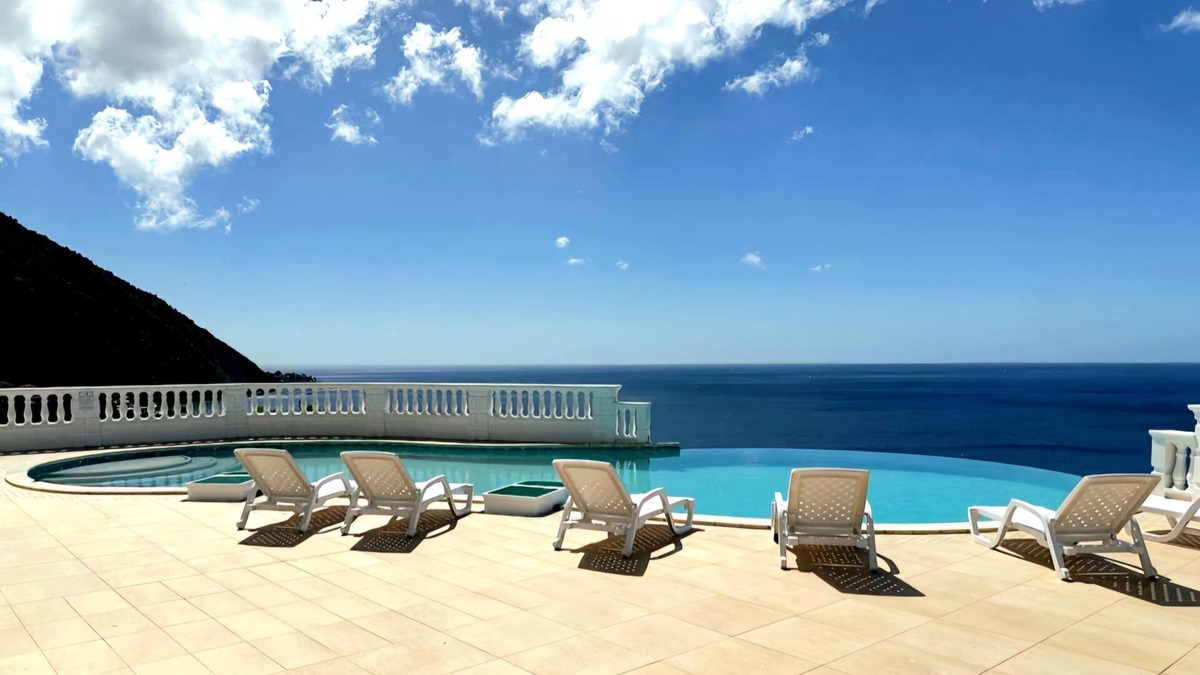 Castle Comfort Apartment | One bedroom apartment with king size bed and a view!