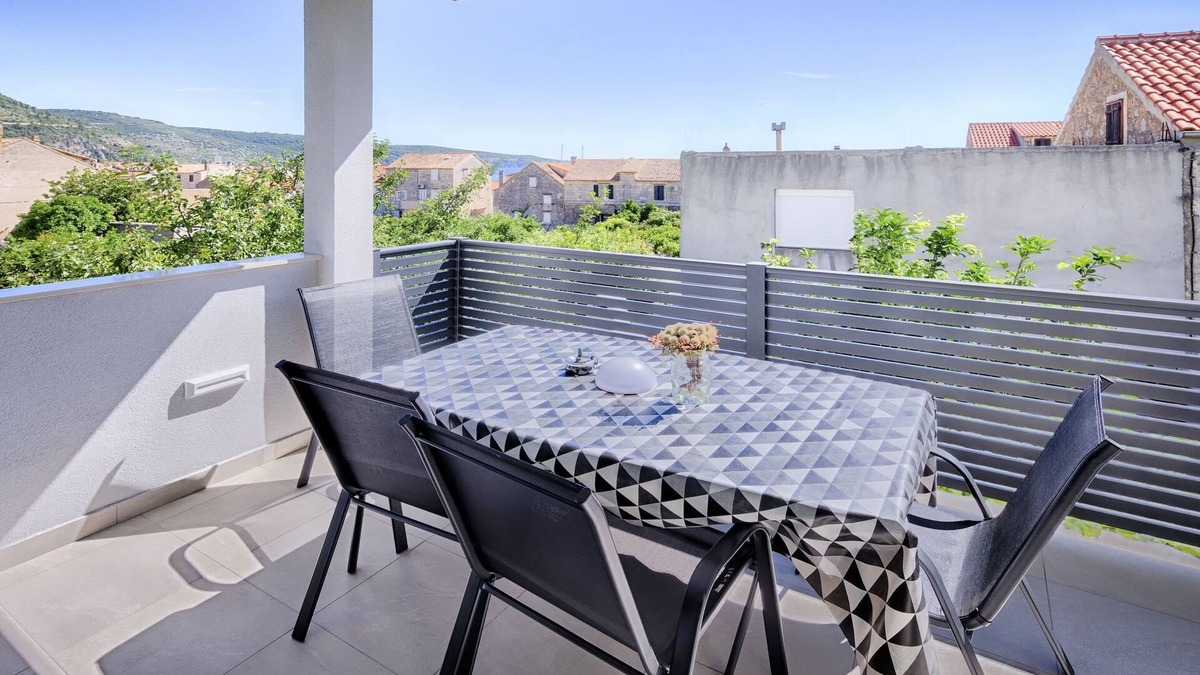 Komiza Apartment | One bedroom apartment with terrace Komiža, Vis (A-1151-e)